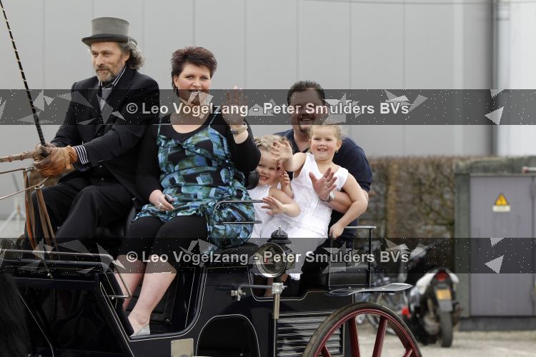 Tiel 25 maart 2010
Frans Duijts krijgt gouden plaat. Zijn vrouw met 3 dochters ouders en schoonouders zijn aanwezig.
Peter Smulders bv