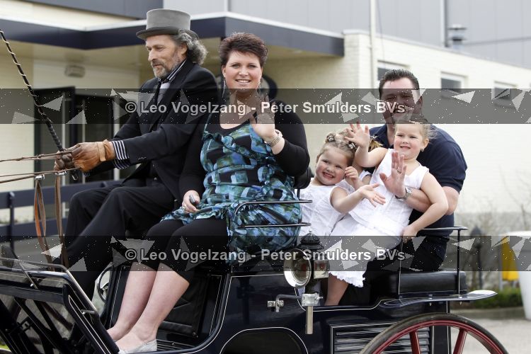 Tiel 25 maart 2010
Frans Duijts krijgt gouden plaat. Zijn vrouw met 3 dochters ouders en schoonouders zijn aanwezig.
Peter Smulders bv