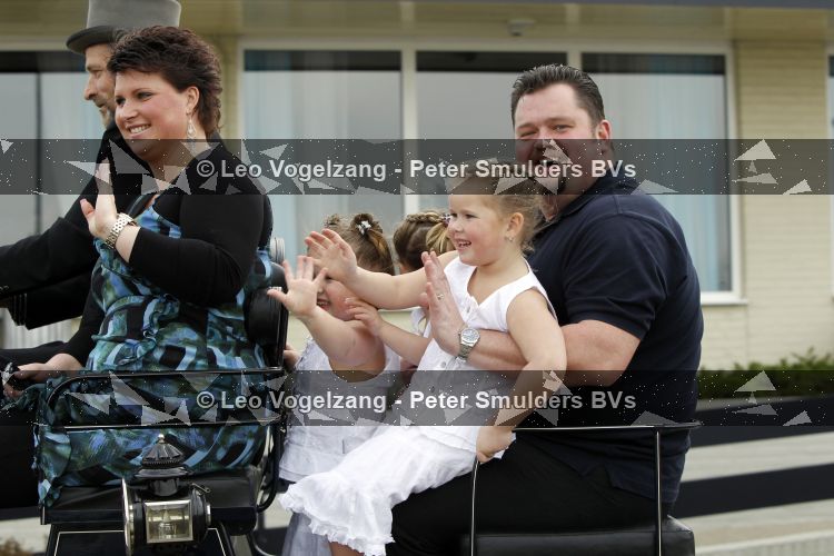 Tiel 25 maart 2010
Frans Duijts krijgt gouden plaat. Zijn vrouw met 3 dochters ouders en schoonouders zijn aanwezig.
Peter Smulders bv
