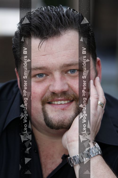Tiel 25 maart 2010
Frans Duijts krijgt gouden plaat. Zijn vrouw met 3 dochters ouders en schoonouders zijn aanwezig.
Peter Smulders bv