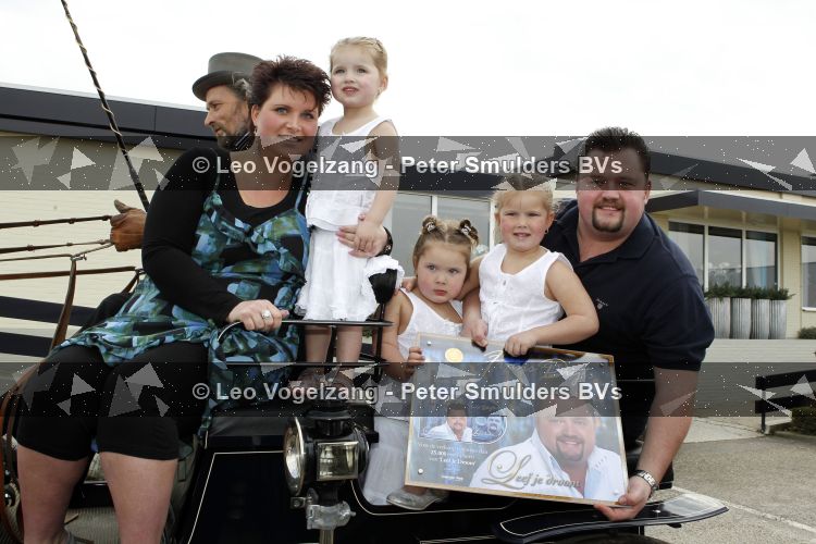 Tiel 25 maart 2010
Frans Duijts krijgt gouden plaat. Zijn vrouw met 3 dochters ouders en schoonouders zijn aanwezig.
Peter Smulders bv