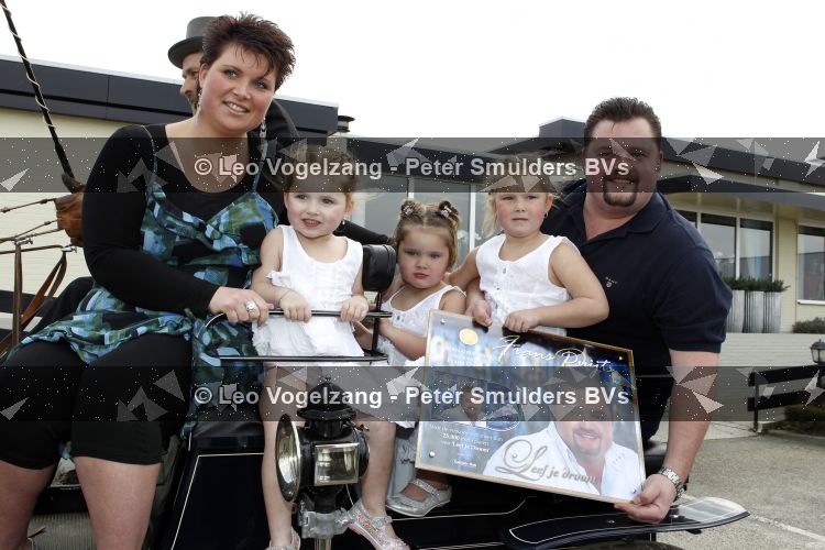 Tiel 25 maart 2010
Frans Duijts krijgt gouden plaat. Zijn vrouw met 3 dochters ouders en schoonouders zijn aanwezig.
Peter Smulders bv