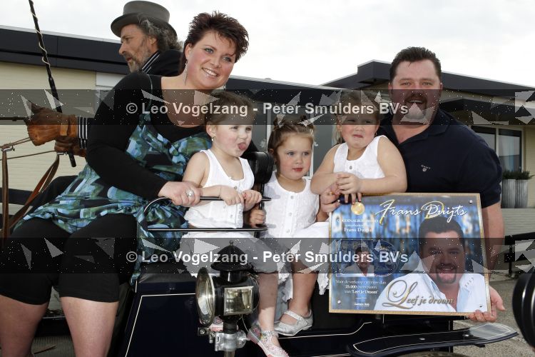 Tiel 25 maart 2010
Frans Duijts krijgt gouden plaat. Zijn vrouw met 3 dochters ouders en schoonouders zijn aanwezig.
Peter Smulders bv