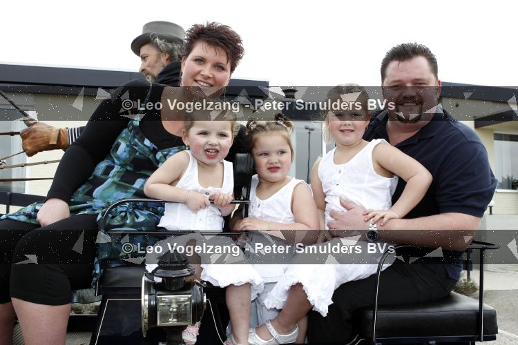 Tiel 25 maart 2010
Frans Duijts krijgt gouden plaat. Zijn vrouw met 3 dochters ouders en schoonouders zijn aanwezig.
Peter Smulders bv