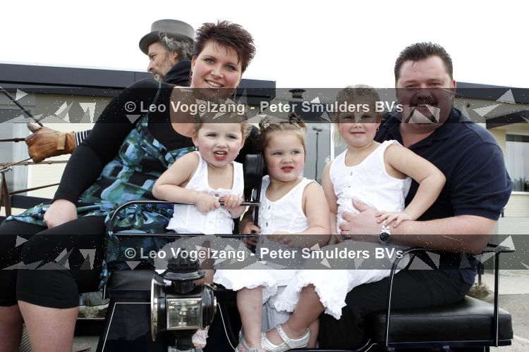 Tiel 25 maart 2010
Frans Duijts krijgt gouden plaat. Zijn vrouw met 3 dochters ouders en schoonouders zijn aanwezig.
Peter Smulders bv