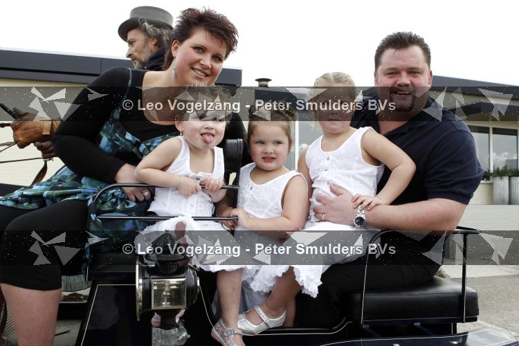 Tiel 25 maart 2010
Frans Duijts krijgt gouden plaat. Zijn vrouw met 3 dochters ouders en schoonouders zijn aanwezig.
Peter Smulders bv