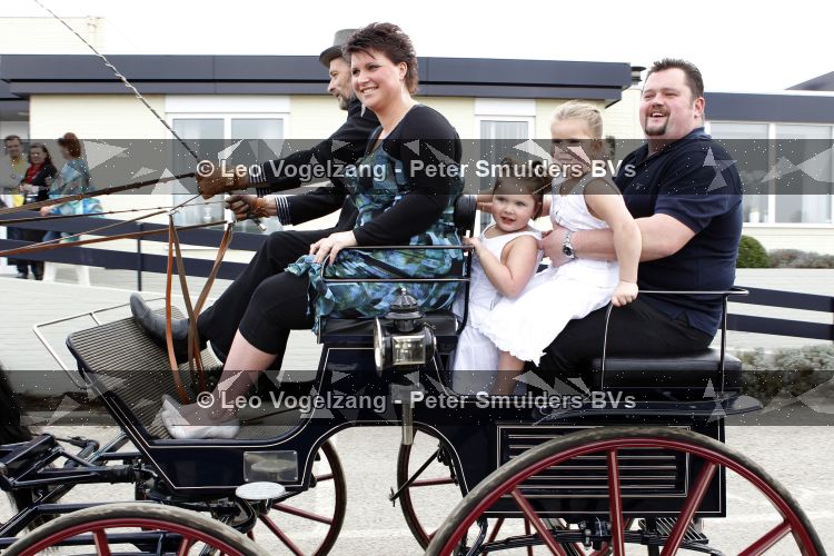Tiel 25 maart 2010
Frans Duijts krijgt gouden plaat. Zijn vrouw met 3 dochters ouders en schoonouders zijn aanwezig.
Peter Smulders bv