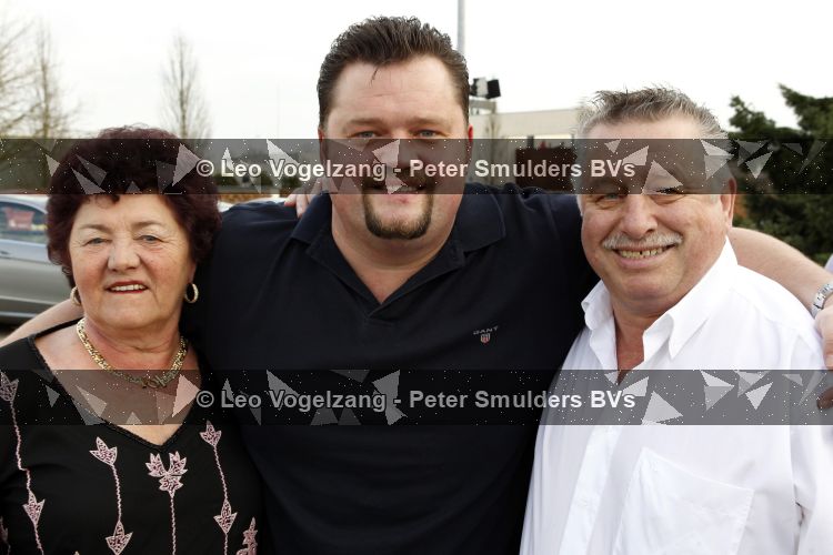 Tiel 25 maart 2010
Frans Duijts krijgt gouden plaat. Zijn vrouw met 3 dochters ouders en schoonouders zijn aanwezig.
Peter Smulders bv