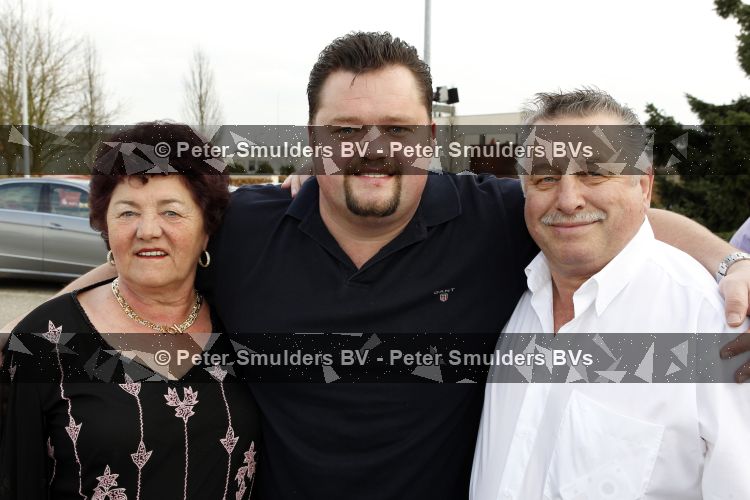 Tiel 25 maart 2010
Frans Duijts krijgt gouden plaat. Zijn vrouw met 3 dochters ouders en schoonouders zijn aanwezig.
Peter Smulders bv