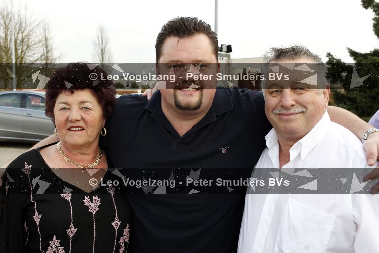 Tiel 25 maart 2010
Frans Duijts krijgt gouden plaat. Zijn vrouw met 3 dochters ouders en schoonouders zijn aanwezig.
Peter Smulders bv