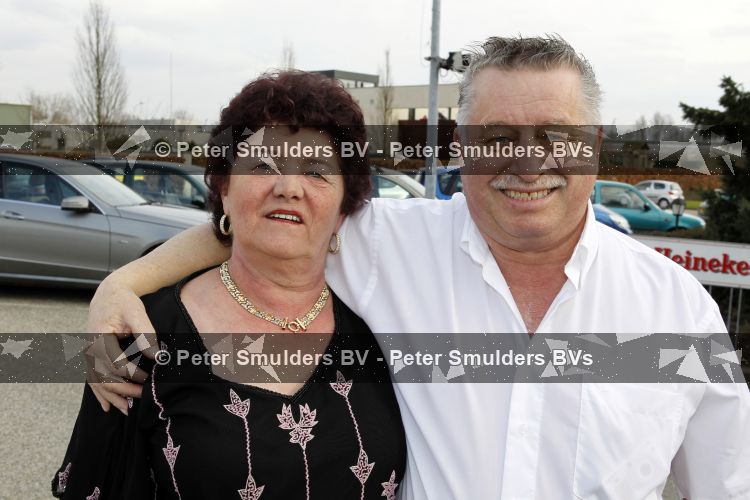 Tiel 25 maart 2010
Frans Duijts krijgt gouden plaat. Zijn vrouw met 3 dochters ouders en schoonouders zijn aanwezig.
Peter Smulders bv