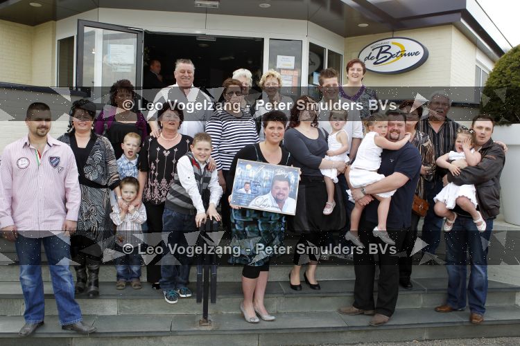 Tiel 25 maart 2010
Frans Duijts krijgt gouden plaat. Zijn vrouw met 3 dochters ouders en schoonouders zijn aanwezig.
Peter Smulders bv