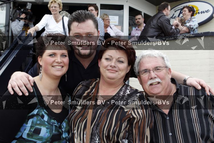 Tiel 25 maart 2010
Frans Duijts krijgt gouden plaat. Zijn vrouw met 3 dochters ouders en schoonouders zijn aanwezig.
Peter Smulders bv