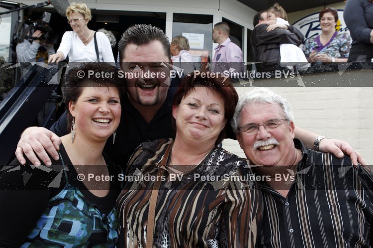 Tiel 25 maart 2010
Frans Duijts krijgt gouden plaat. Zijn vrouw met 3 dochters ouders en schoonouders zijn aanwezig.
Peter Smulders bv