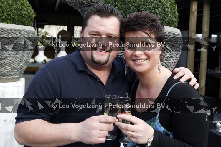Tiel 25 maart 2010
Frans Duijts krijgt gouden plaat. Zijn vrouw met 3 dochters ouders en schoonouders zijn aanwezig.
Peter Smulders bv