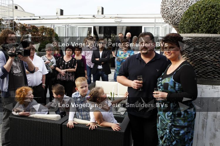 Tiel 25 maart 2010
Frans Duijts krijgt gouden plaat. Zijn vrouw met 3 dochters ouders en schoonouders zijn aanwezig.
Peter Smulders bv