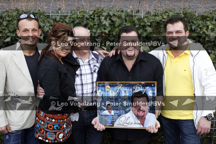 Tiel 25 maart 2010
Frans Duijts krijgt gouden plaat. Zijn vrouw met 3 dochters ouders en schoonouders zijn aanwezig.
Peter Smulders bv