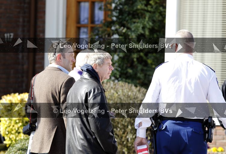 Amstelveen 23 maart 2010
Bij de buurman van Frits Barend is brand uitgebroken en de brandweer en politie zijn ter plaatse. Frits Barend komt op zijn slippers polshoogte nemen.
Peter Smulders bv