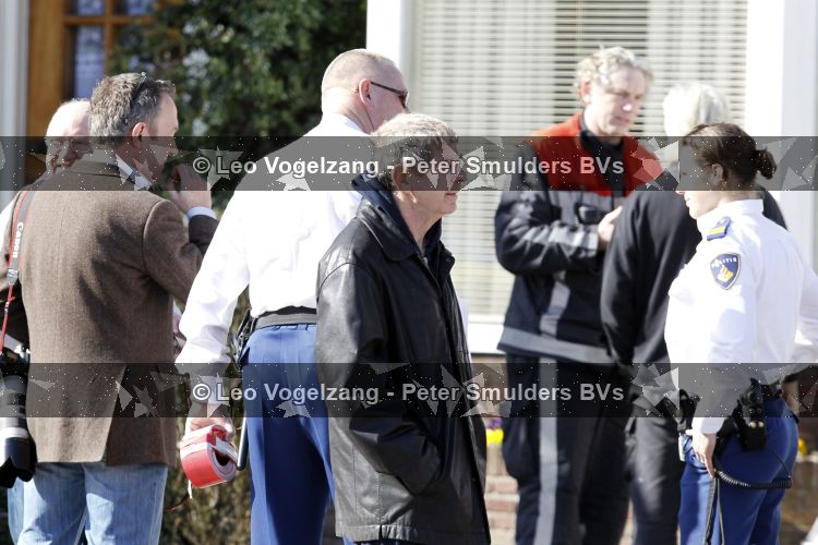 Amstelveen 23 maart 2010
Bij de buurman van Frits Barend is brand uitgebroken en de brandweer en politie zijn ter plaatse. Frits Barend komt op zijn slippers polshoogte nemen.
Peter Smulders bv
