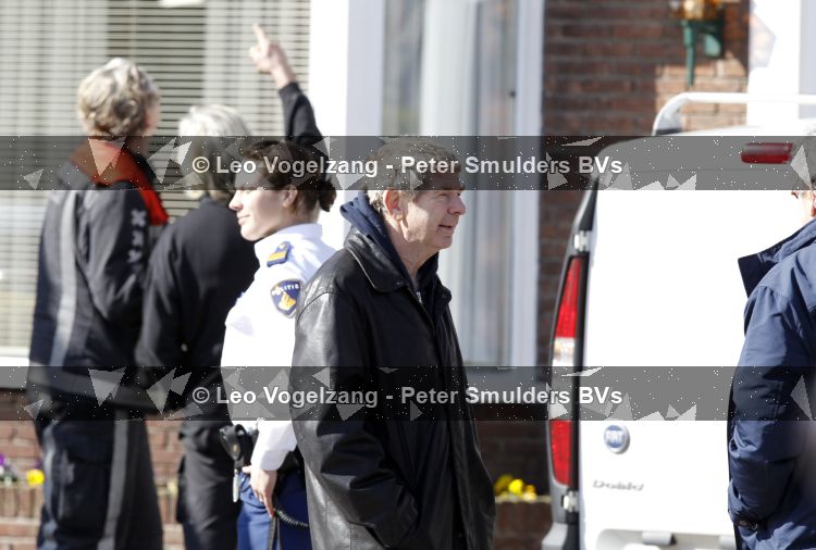 Amstelveen 23 maart 2010
Bij de buurman van Frits Barend is brand uitgebroken en de brandweer en politie zijn ter plaatse. Frits Barend komt op zijn slippers polshoogte nemen.
Peter Smulders bv