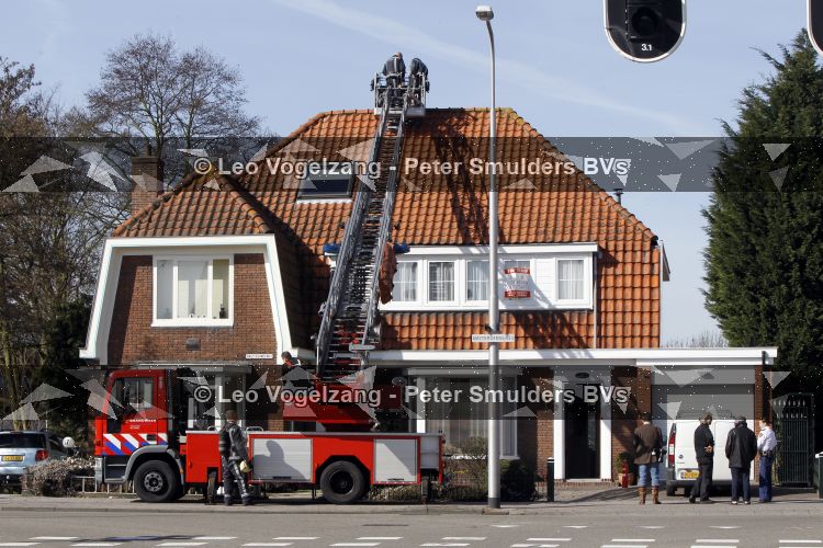 Amstelveen 23 maart 2010
Bij de buurman van Frits Barend is brand uitgebroken en de brandweer en politie zijn ter plaatse. Frits Barend komt op zijn slippers polshoogte nemen.
Peter Smulders bv