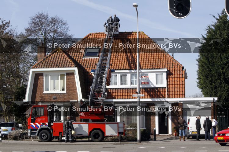 Amstelveen 23 maart 2010
Bij de buurman van Frits Barend is brand uitgebroken en de brandweer en politie zijn ter plaatse. Frits Barend komt op zijn slippers polshoogte nemen.
Peter Smulders bv