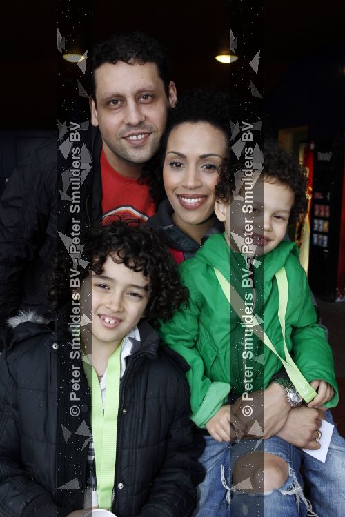 Harderwijk 20 maart 2010
Premiere show in het dolfinarium. Glennis Grace met Moos en zoontje en een vriendje
Peter Smulders bv