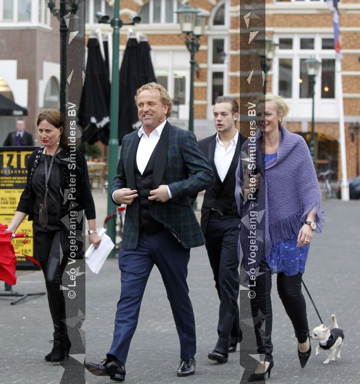 Scheveningen 11 april 2010
Gordon met zijn vriend Raoul en hondje op straat in Scheveningen. Marijke Schaaphok is er ook bij
Peter Smulders bv