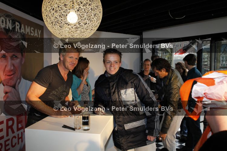 Amsterdam 30 maart 2010
Gordon ramsay signeert boeken bij de bijenkorf.
Peter Smulders bv