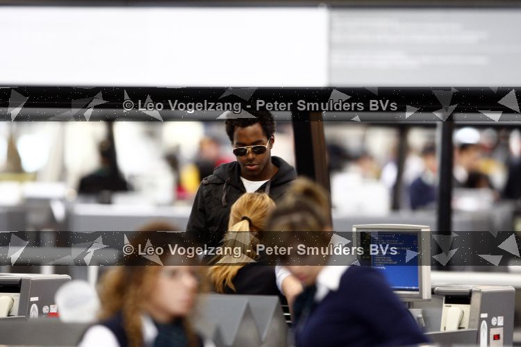 Amsterdam Schiphol 1 mei 2009
Doutzen Kroes heeft samen met haar vriend Greg Andrews koninginnedag gevierd in Amsterdam. De volgende dag zijn ze samen gevlogen naar het Filmfestival in Cannes