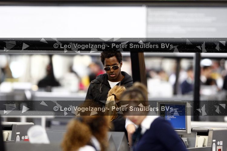Amsterdam Schiphol 1 mei 2009
Doutzen Kroes heeft samen met haar vriend Greg Andrews koninginnedag gevierd in Amsterdam. De volgende dag zijn ze samen gevlogen naar het Filmfestival in Cannes