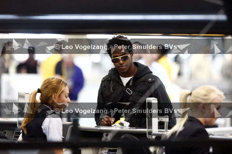 Amsterdam Schiphol 1 mei 2009
Doutzen Kroes heeft samen met haar vriend Greg Andrews koninginnedag gevierd in Amsterdam. De volgende dag zijn ze samen gevlogen naar het Filmfestival in Cannes