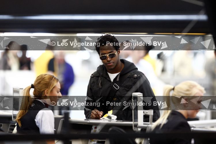 Amsterdam Schiphol 1 mei 2009
Doutzen Kroes heeft samen met haar vriend Greg Andrews koninginnedag gevierd in Amsterdam. De volgende dag zijn ze samen gevlogen naar het Filmfestival in Cannes