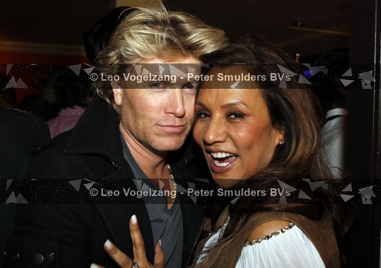 Amsterdam 28 maart 2010
Surprise feestje voor Patty Brard haar 55e verjaardag bij borrelbar. Patty met Hans Klok
Peter Smulders bv