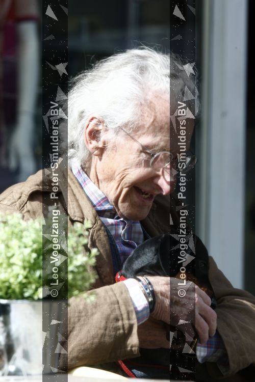 Amsterdam 28 mei 2009
Harry Mulisch met zijn vrouw en hond op de pc hooftstraat.
Peter Smulders bv
