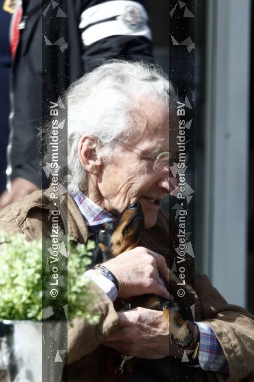 Amsterdam 28 mei 2009
Harry Mulisch met zijn vrouw en hond op de pc hooftstraat.
Peter Smulders bv
