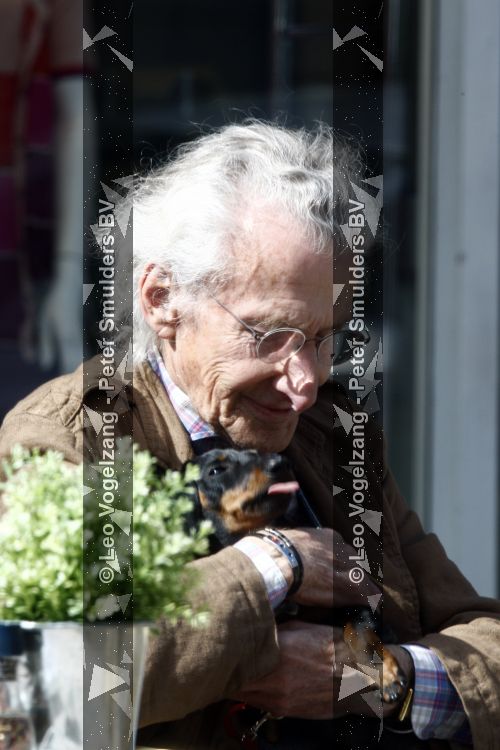 Amsterdam 28 mei 2009
Harry Mulisch met zijn vrouw en hond op de pc hooftstraat.
Peter Smulders bv