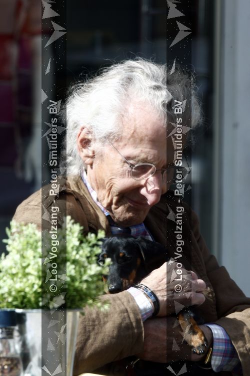 Amsterdam 28 mei 2009
Harry Mulisch met zijn vrouw en hond op de pc hooftstraat.
Peter Smulders bv