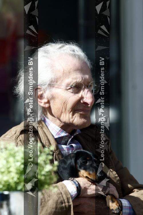 Amsterdam 28 mei 2009
Harry Mulisch met zijn vrouw en hond op de pc hooftstraat.
Peter Smulders bv