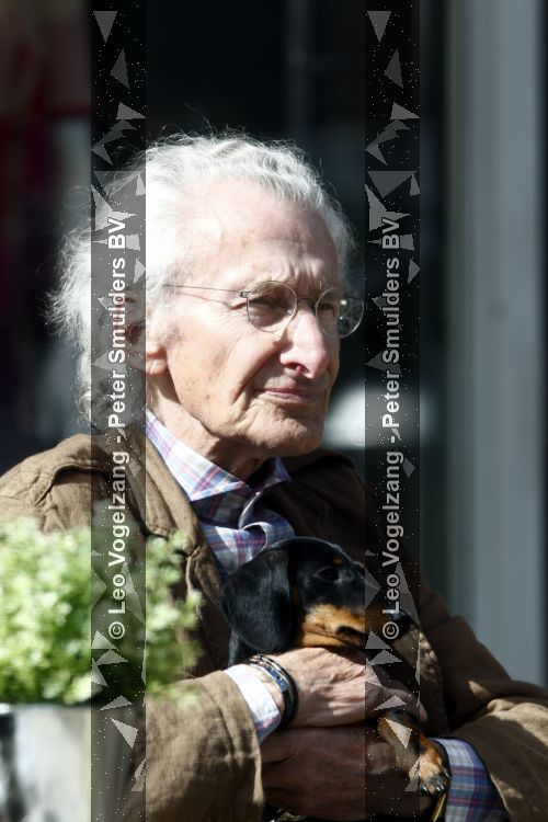 Amsterdam 28 mei 2009
Harry Mulisch met zijn vrouw en hond op de pc hooftstraat.
Peter Smulders bv