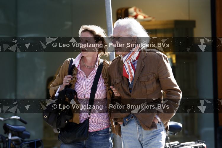 Amsterdam 28 mei 2009
Harry Mulisch met zijn vrouw en hond op de pc hooftstraat.
Peter Smulders bv