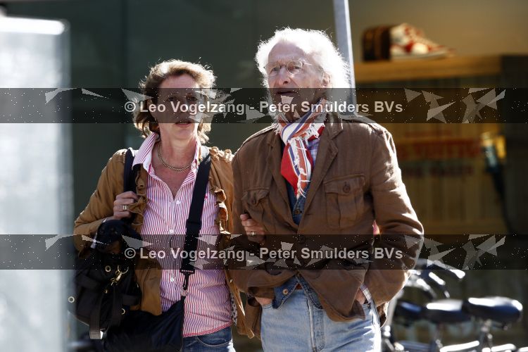 Amsterdam 28 mei 2009
Harry Mulisch met zijn vrouw en hond op de pc hooftstraat.
Peter Smulders bv