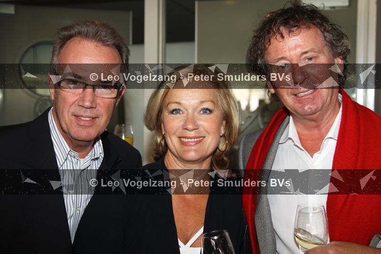 Oud Loosdrecht, 11 Maart 2010
Receptie t.g.v. 50 jaar artiest zijn van Anneke Gronloh
Harry v Hoof samen met zijn vrouw Els v Hoof en Edvard Niessing
Foto Peter Smulders BV
