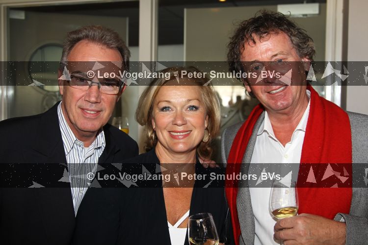 Oud Loosdrecht, 11 Maart 2010
Receptie t.g.v. 50 jaar artiest zijn van Anneke Gronloh
Harry v Hoof samen met zijn vrouw Els v Hoof en Edvard Niessing
Foto Peter Smulders BV