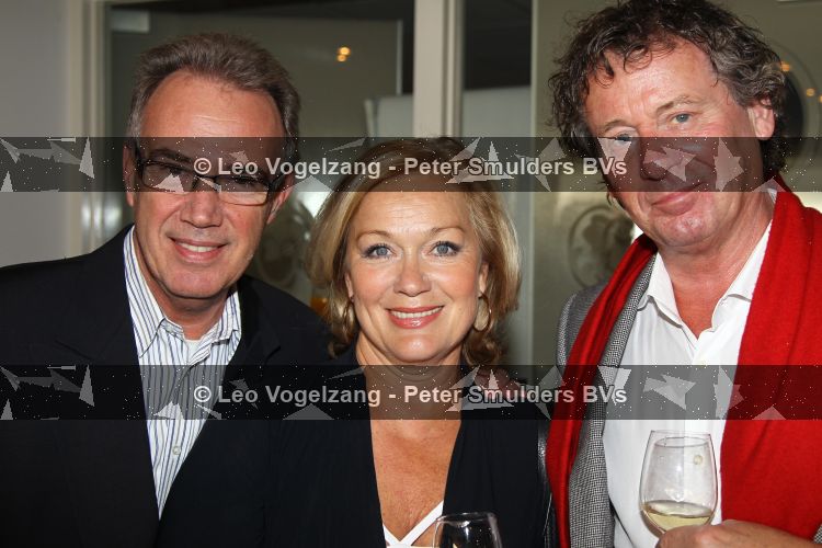 Oud Loosdrecht, 11 Maart 2010
Receptie t.g.v. 50 jaar artiest zijn van Anneke Gronloh
Harry v Hoof samen met zijn vrouw Els v Hoof en Edvard Niessing
Foto Peter Smulders BV