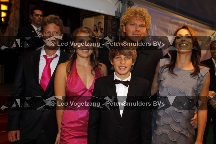Amsterdam 12 april 2010
Premiere de gelukkige huisvrouw in Tuschinski. Heleen en Ton v Royen met kinderen
Peter Smulders bv