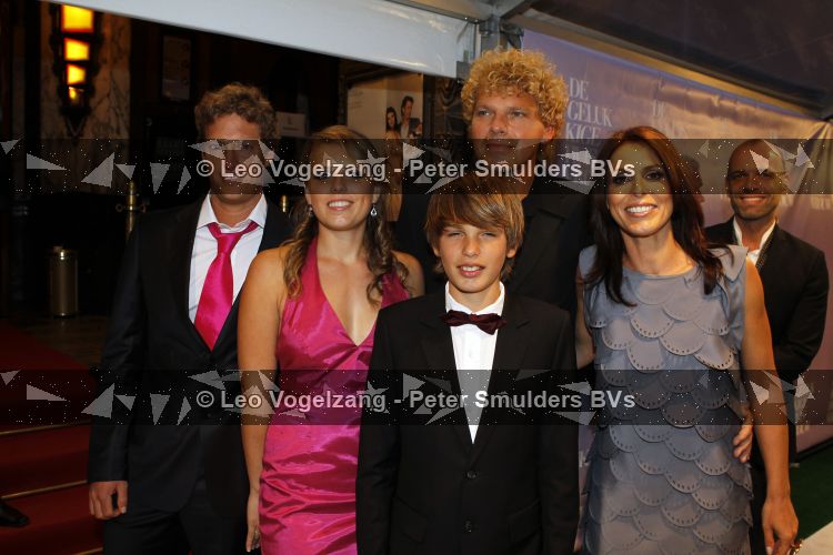 Amsterdam 12 april 2010
Premiere de gelukkige huisvrouw in Tuschinski. Heleen en Ton v Royen met kinderen
Peter Smulders bv
