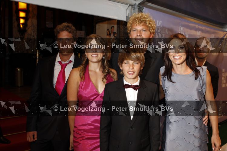 Amsterdam 12 april 2010
Premiere de gelukkige huisvrouw in Tuschinski. Heleen en Ton v Royen met kinderen
Peter Smulders bv