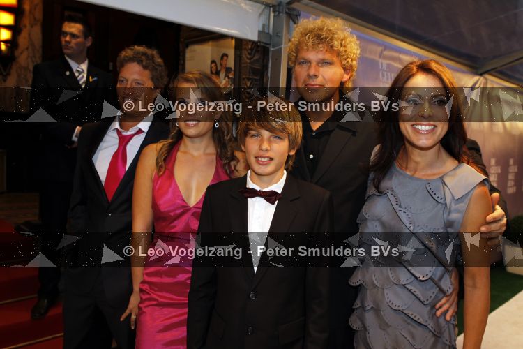 Amsterdam 12 april 2010
Premiere de gelukkige huisvrouw in Tuschinski. Heleen en Ton v Royen met kinderen
Peter Smulders bv
