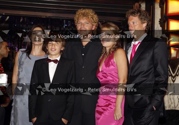 Amsterdam 12 april 2010
Premiere de gelukkige huisvrouw in Tuschinski. Heleen en Ton v Royen met kinderen
Peter Smulders bv